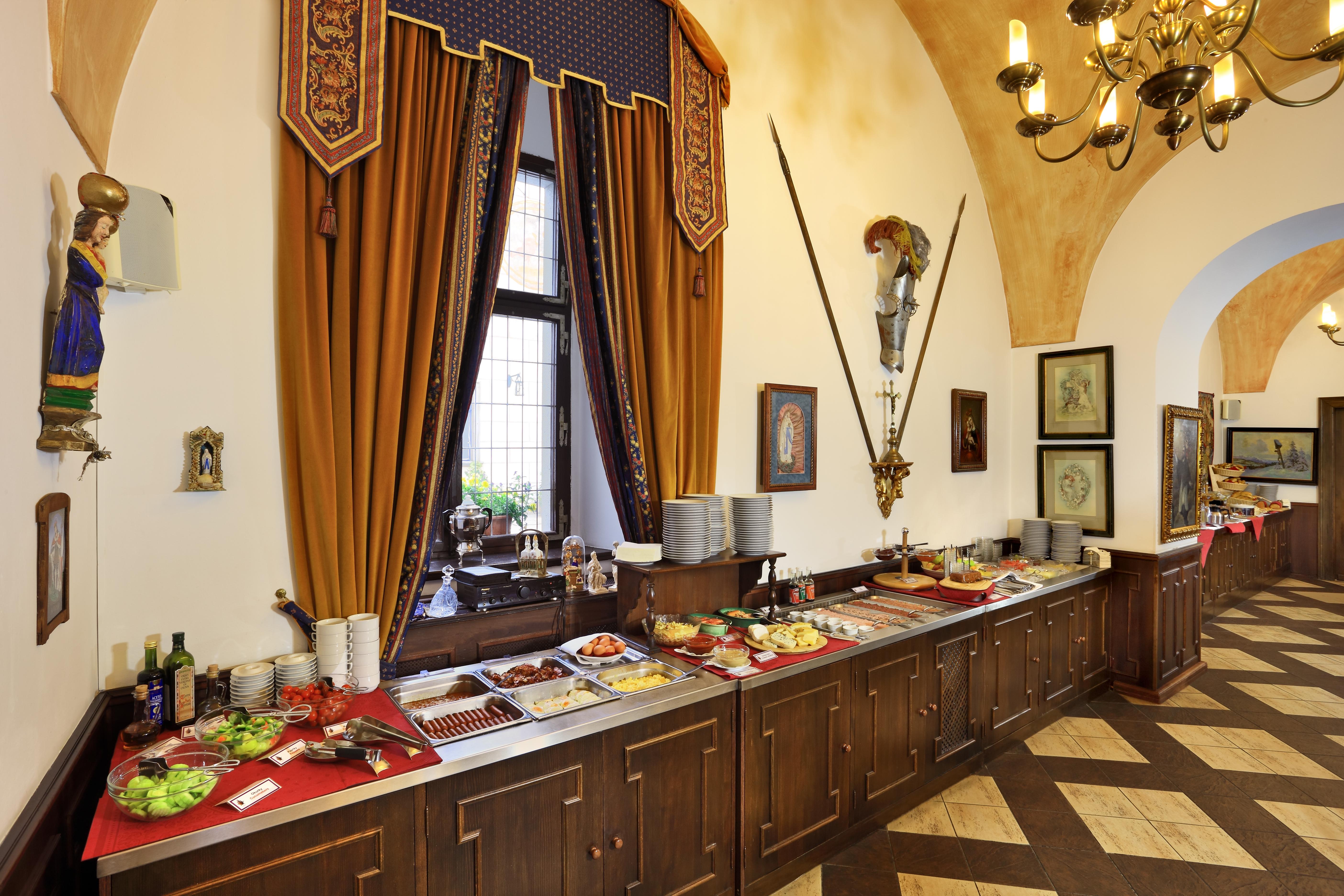 Hotel Ruze Český Krumlov Exteriör bild The buffet at the restaurant