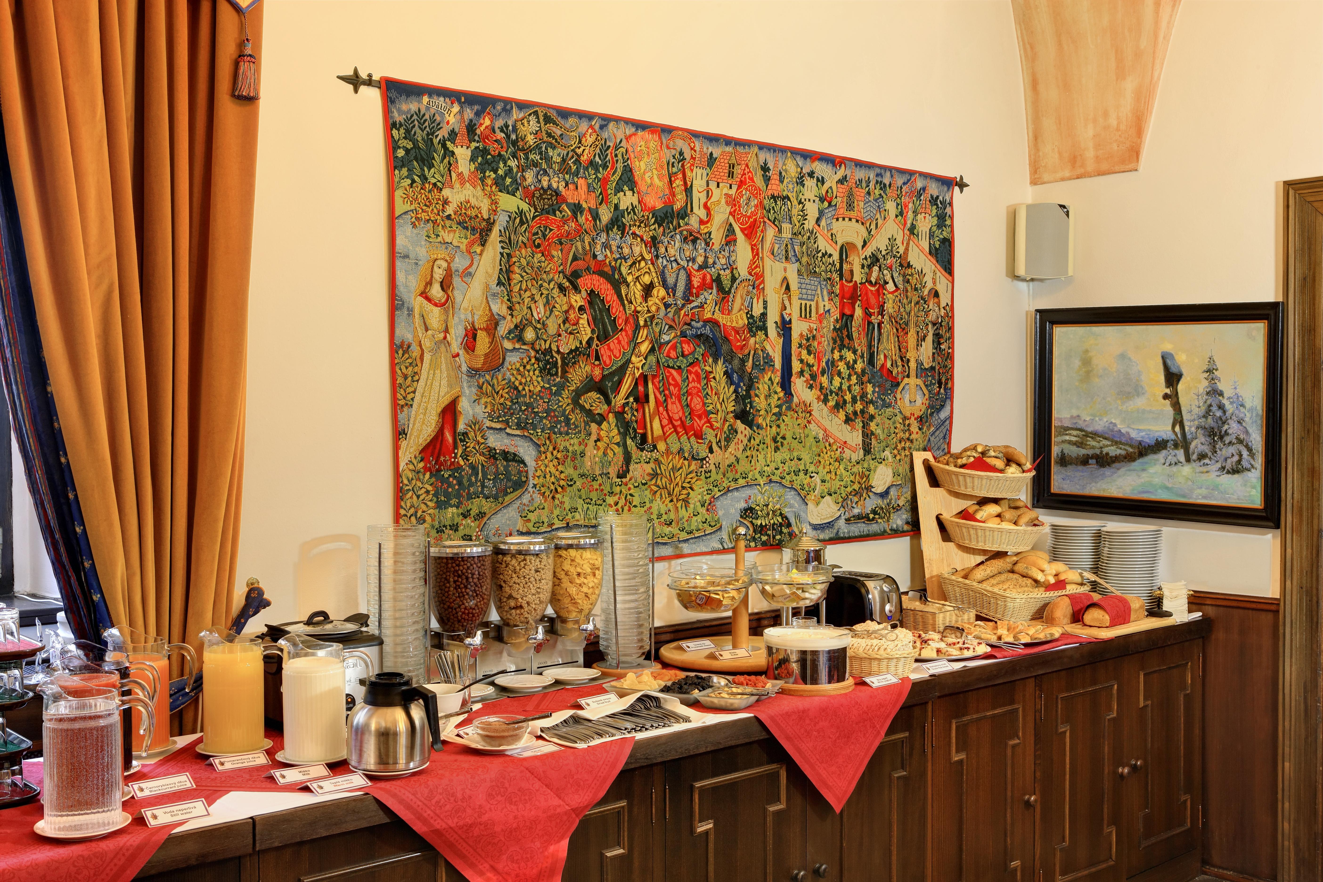 Hotel Ruze Český Krumlov Exteriör bild A typical buffet