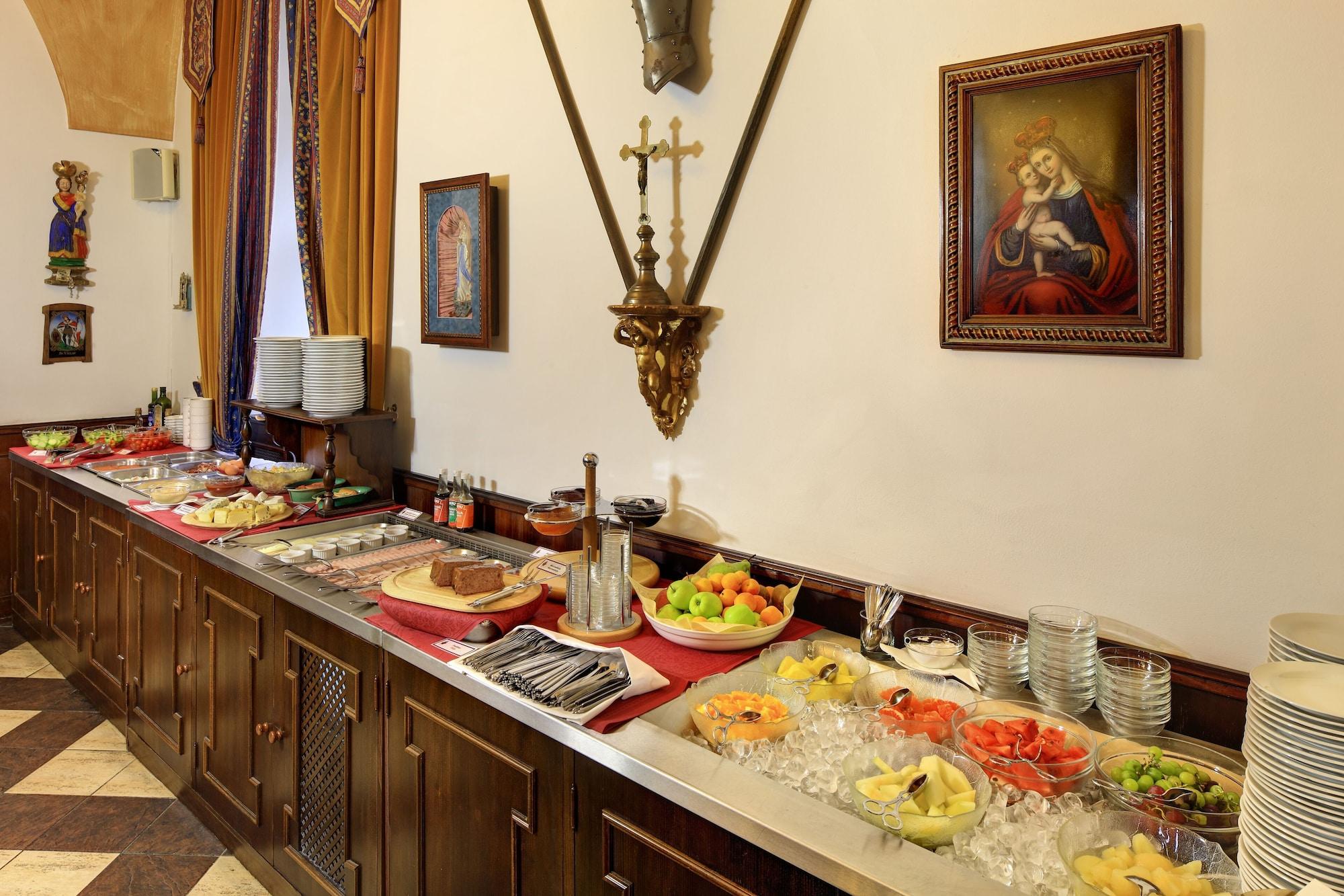 Hotel Ruze Český Krumlov Exteriör bild A buffet at a hotel