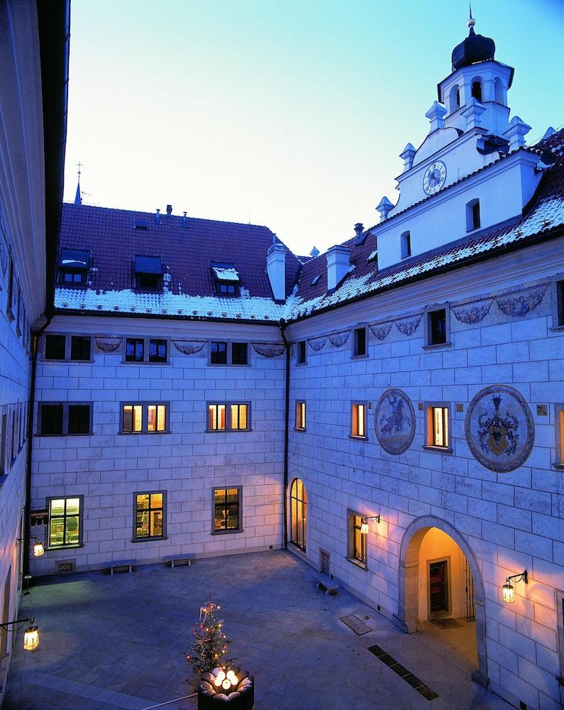 Hotel Ruze Český Krumlov Exteriör bild The courtyard of the Landhaushof