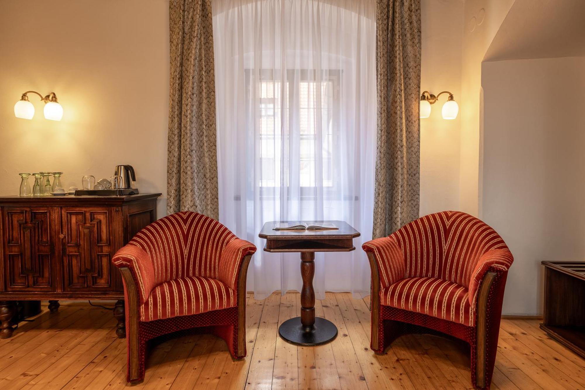 Hotel Ruze Český Krumlov Exteriör bild A room at the hotel